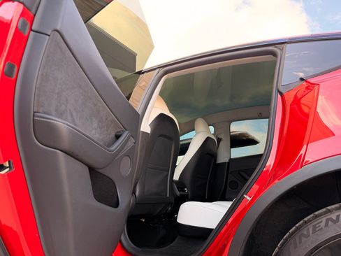 Used 2023 Tesla Model Y Long Range AWD/4WD image 19