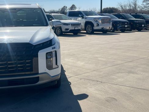 Used 2023 Hyundai Palisade Limited w/ Winter Package image 3