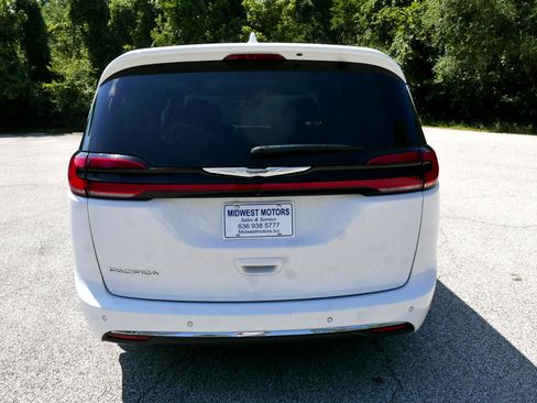 Used 2021 Chrysler Pacifica Touring-L image 7