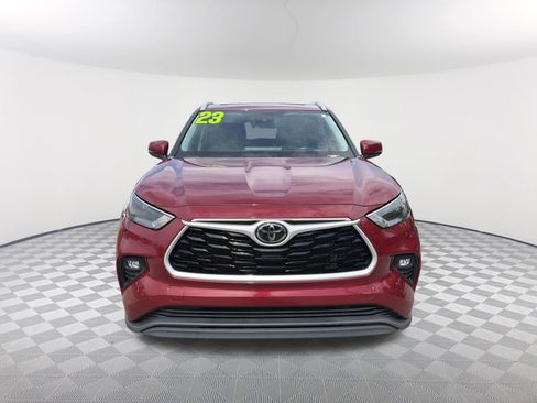 Used 2023 Toyota Highlander XLE FWD image 2