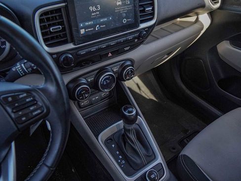 Used 2022 Hyundai Venue SEL image 17