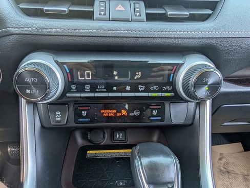 Used 2019 Toyota RAV4 Limited image 27