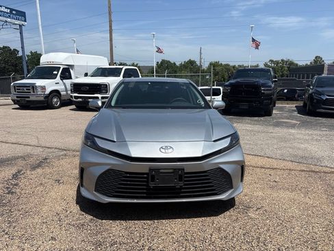 Used 2025 Toyota Camry LE w/ Convenience Package FWD image 2