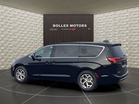 Certified 2024 Chrysler Pacifica Limited image 8