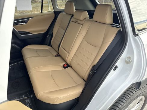 Used 2019 Toyota RAV4 Limited image 12