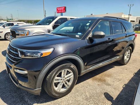 Used 2022 Ford Explorer XLT w/ Equipment Group 202A image 2