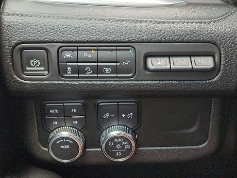 Used 2022 GMC Yukon XL Denali AWD/4WD image 17