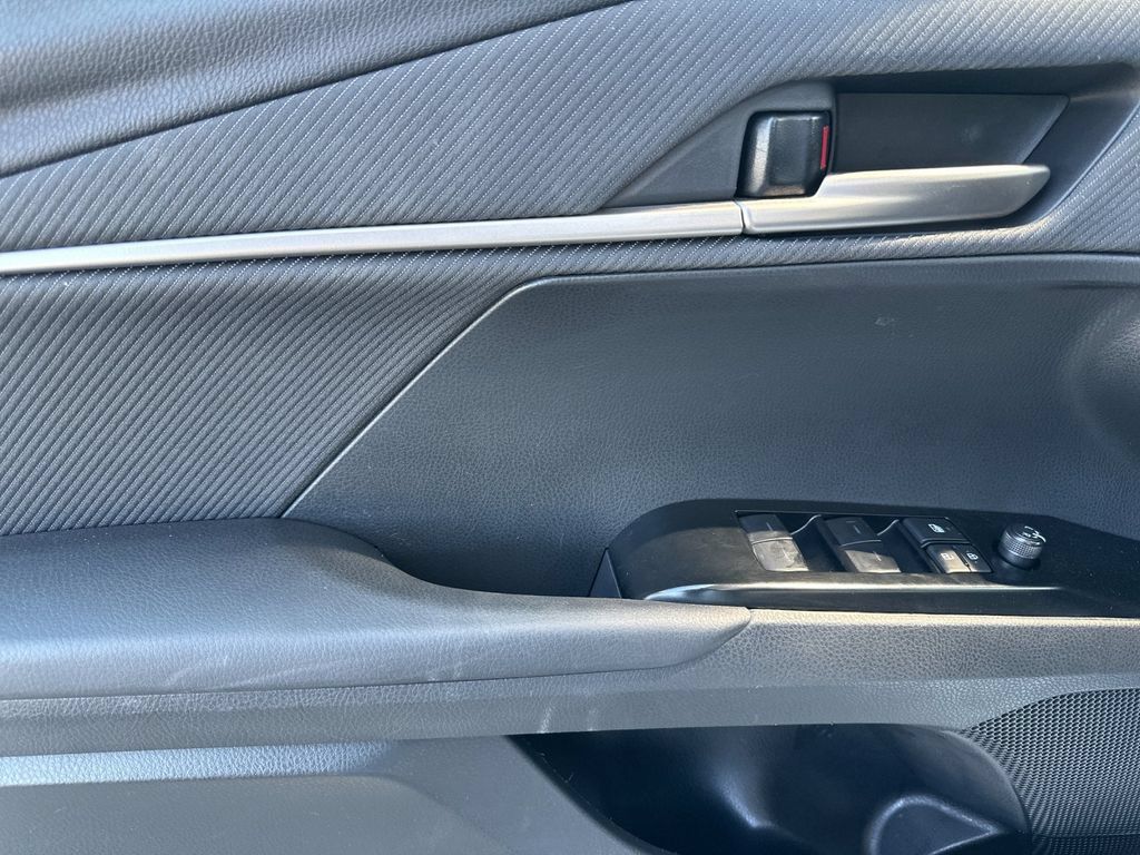 Used 2025 Toyota Camry SE FWD image 10