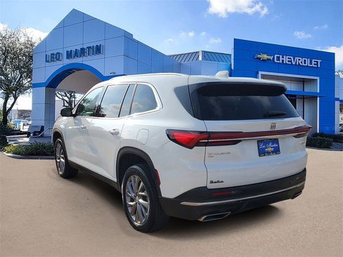 Used 2025 Buick Enclave Preferred image 4