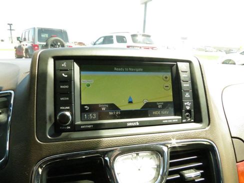 Used 2015 Chrysler Town & Country Touring-L w/ Driver Convenience Group image 18