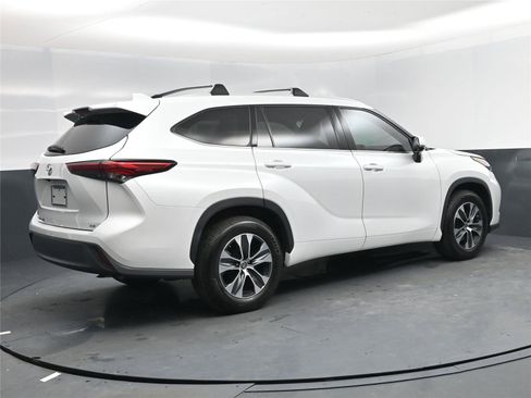 Used 2022 Toyota Highlander XLE image 4