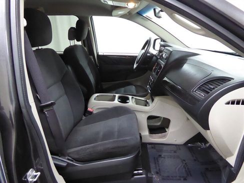 Used 2016 Dodge Grand Caravan SXT image 23