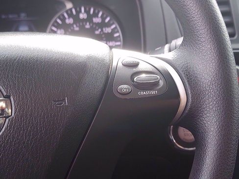 Used 2019 Nissan Pathfinder S image 21