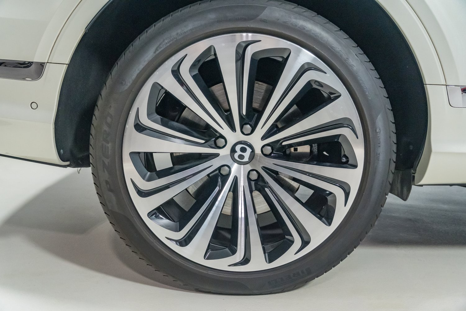Used 2023 Bentley Bentayga AWD/4WD image 15