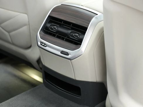 Used 2023 BMW i7 xDrive60 AWD/4WD image 96