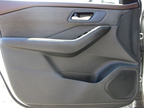 Used 2022 Nissan Rogue SV FWD image 9
