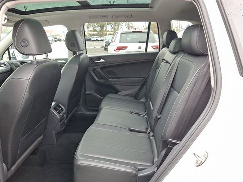 Used 2022 Volkswagen Tiguan SE w/ Panoramic Sunroof Package image 18