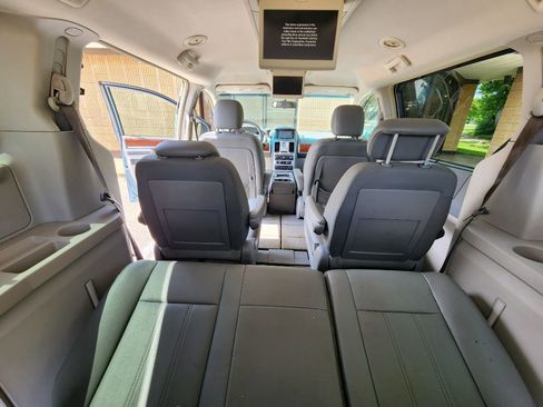 Used 2009 Chrysler Town & Country Touring FWD image 11
