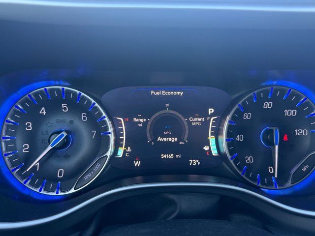 Used 2023 Chrysler Pacifica Touring-L FWD image 9