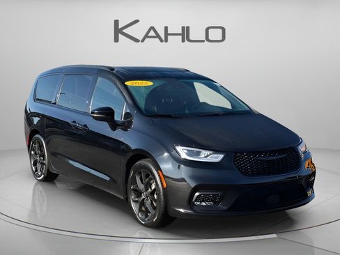 Used 2025 Chrysler Pacifica Limited FWD image 6
