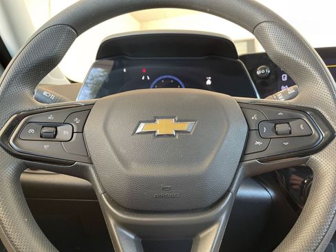 Used 2025 Chevrolet Trax LT FWD image 27