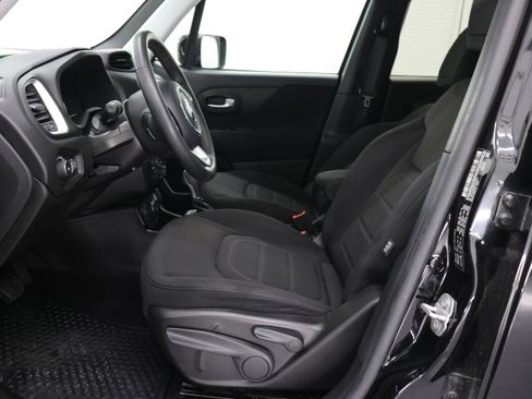 Used 2019 Jeep Renegade Latitude AWD/4WD image 8