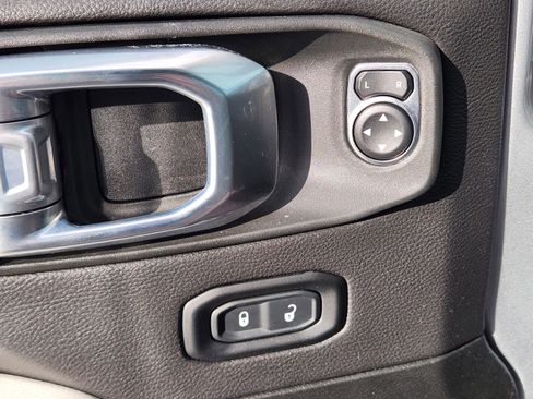 Used 2022 Jeep Wrangler Unlimited Sahara image 27