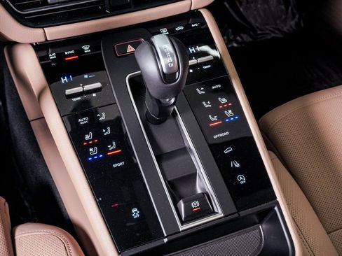 Certified 2025 Porsche Macan AWD/4WD image 23