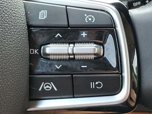 Used 2023 Kia Carnival LX FWD image 22