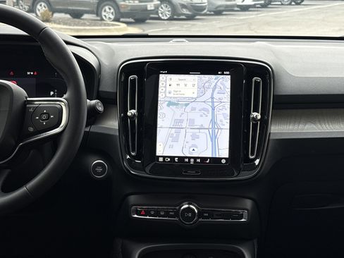 Used 2025 Volvo XC40 B5 Plus image 30