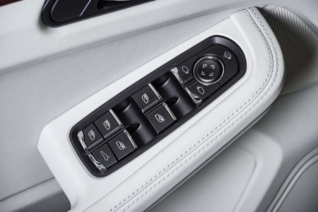 Certified 2026 Porsche Macan AWD/4WD image 26