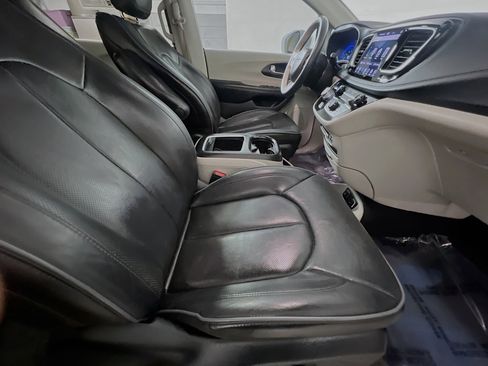 Used 2020 Chrysler Pacifica Limited FWD image 31