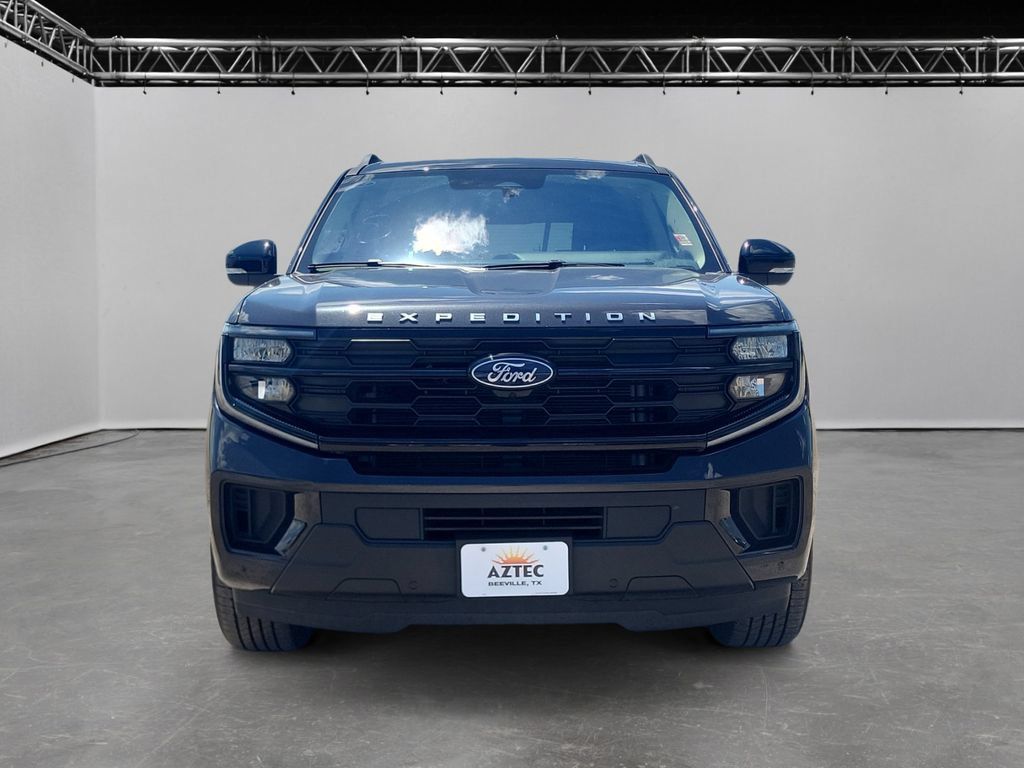 Used 2025 Ford Expedition Active RWD image 2
