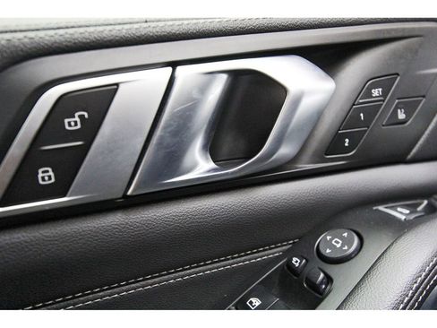 Used 2022 BMW X5 M50i image 18