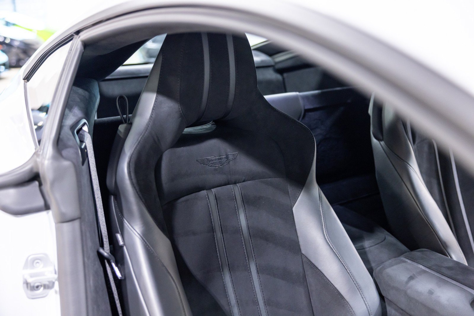 Used 2019 Aston Martin V8 Vantage Coupe RWD image 39