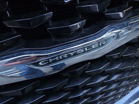 Used 2018 Chrysler 300 S image 21