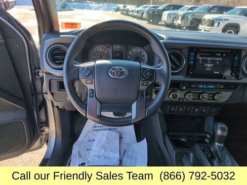 Used 2018 Toyota Tacoma TRD Off-Road w/ Technology Package image 15