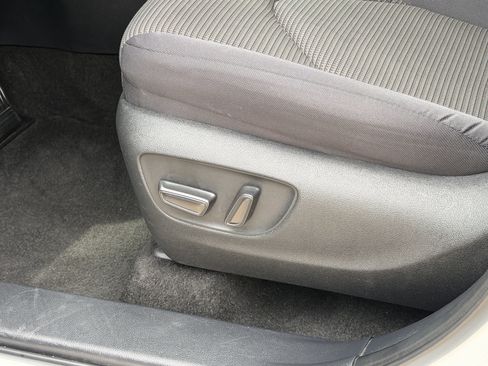 Used 2025 Toyota Highlander LE FWD image 18