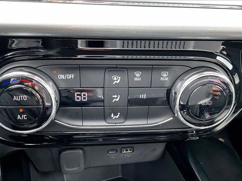 Used 2025 Chevrolet Trax LT image 34