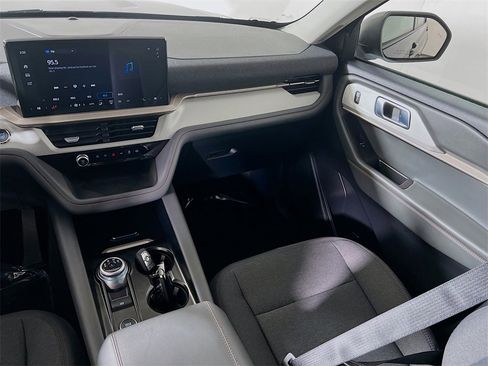 Used 2025 Ford Explorer Active image 22