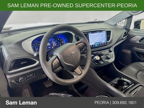 Used 2025 Chrysler Pacifica Limited FWD image 9