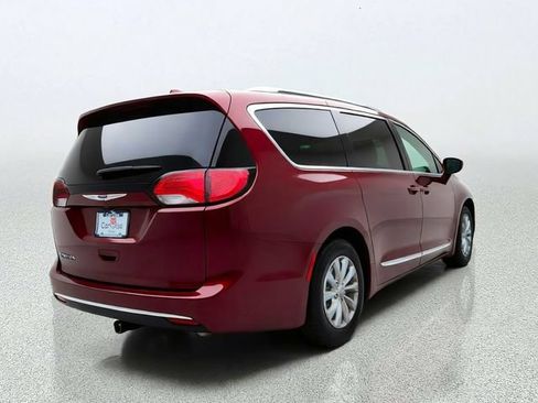 Used 2018 Chrysler Pacifica Touring-L Plus FWD image 3