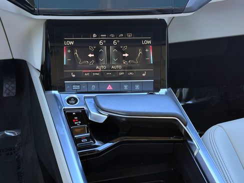 Used 2024 Audi Q8 e-tron Premium AWD/4WD image 32