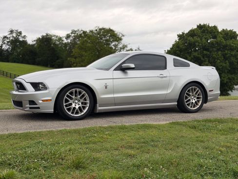 Used 2013 Ford Mustang Premium RWD image 3