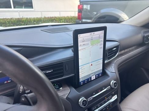 Used 2020 Ford Explorer Platinum w/ Premium Technology Package image 3