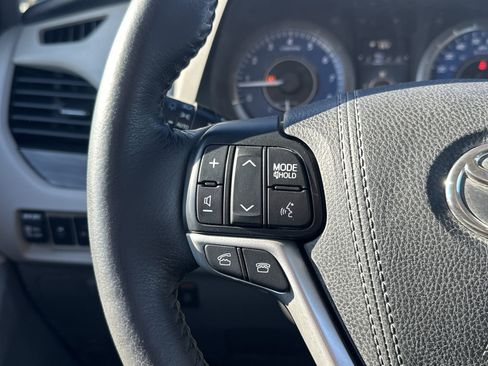 Used 2015 Toyota Sienna XLE image 21