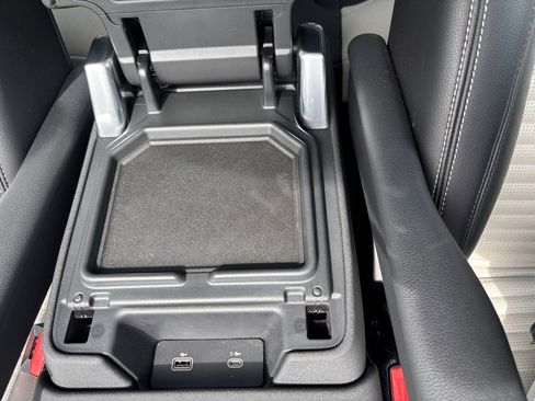 Used 2023 Land Rover Discovery S R-Dynamic image 35