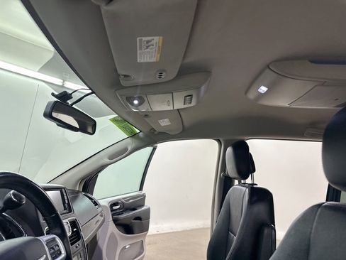 Used 2016 Chrysler Town & Country Touring FWD image 32