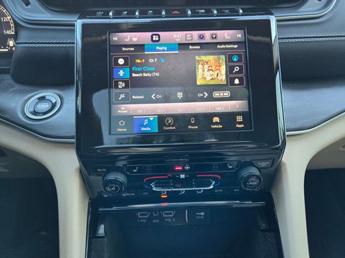 Used 2022 Jeep Grand Cherokee Limited image 16