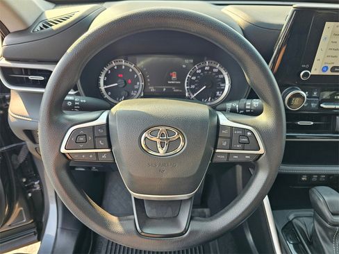 Used 2023 Toyota Highlander L image 22